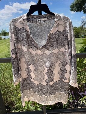 Violet & Claire v neck Light Pink Tunic with Black Lace-Style Pattern